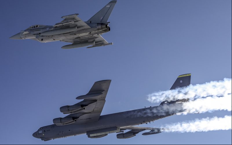 Bombardeiros B-52H foram escoltados por caças Eurofighter Typhoon britânicos - RAF