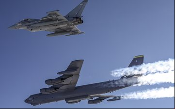 Bombardeiros B-52H foram escoltados por caças Eurofighter Typhoon britânicos - RAF