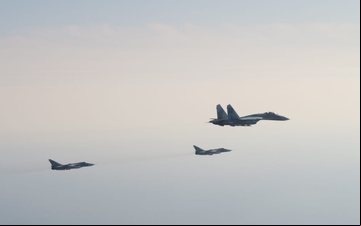 Aeronaves russas chegaram a receber a escolta de um caça sueco JAS 39 Gripen - TASS / Yuri Smityuk/