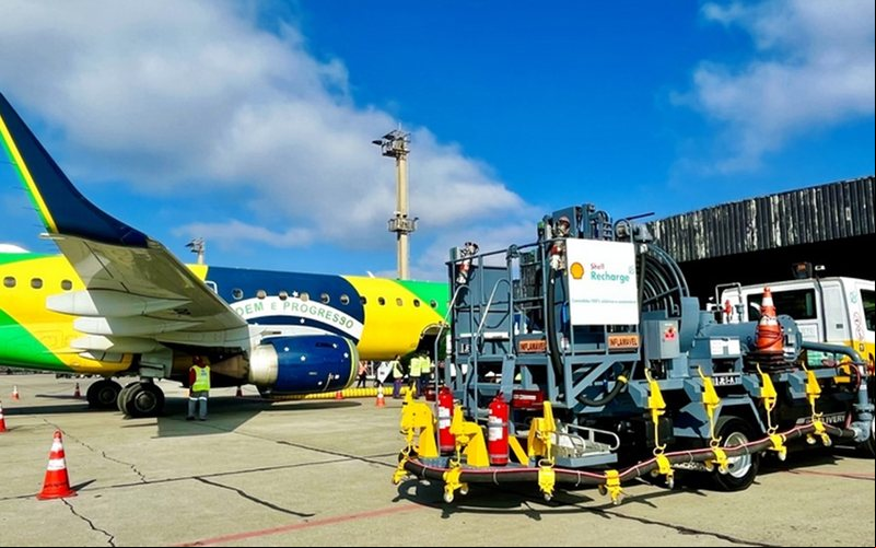 Uma aeronave da Azul Linhas Aéreas foi a primeira a ser abastecida com o novo veículo - Raízen/Divulgação
