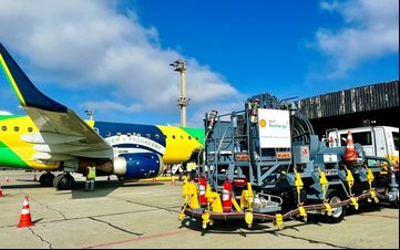 Uma aeronave da Azul Linhas Aéreas foi a primeira a ser abastecida com o novo veículo - Raízen/Divulgação