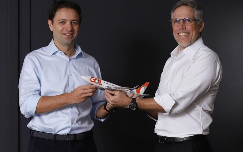 Paulo Kakinoff (direita) ará o bastão a Celso Ferrer (esquerda) - Divulgação
