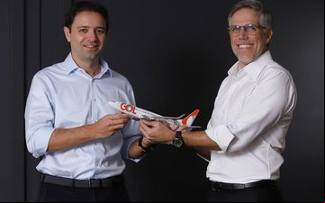 Paulo Kakinoff (direita) ará o bastão a Celso Ferrer (esquerda) - Divulgação