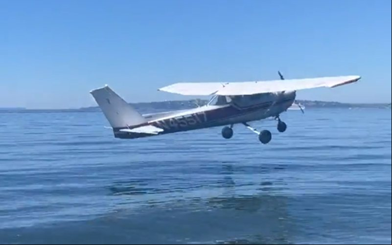 O piloto saiu ileso da aeronave e ainda ajudou autoridades a retirá-la da água - Reprodução/Redes Sociais