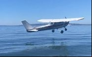 O piloto saiu ileso da aeronave e ainda ajudou autoridades a retirá-la da água - Reprodução/Redes Sociais