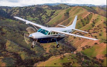 Três pessoas estavam a bordo do avião, que pousou em segurança - Divulgação