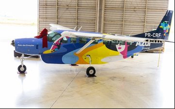 Aeronave recebeu pintura especial no aeroporto de Jundiaí - TAM AE/Divulgação.