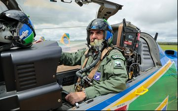 Foi a primeira vez que um Comandante da FAB voou pela Esquadrilha da Fumaça - Cecomsaer/Sargento Müller Marin
