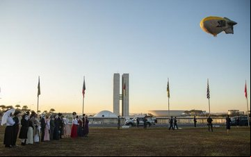 Voo de dirigível em Brasília foi em alusão ao feito de Santos Dumont, em 1901 - FAB