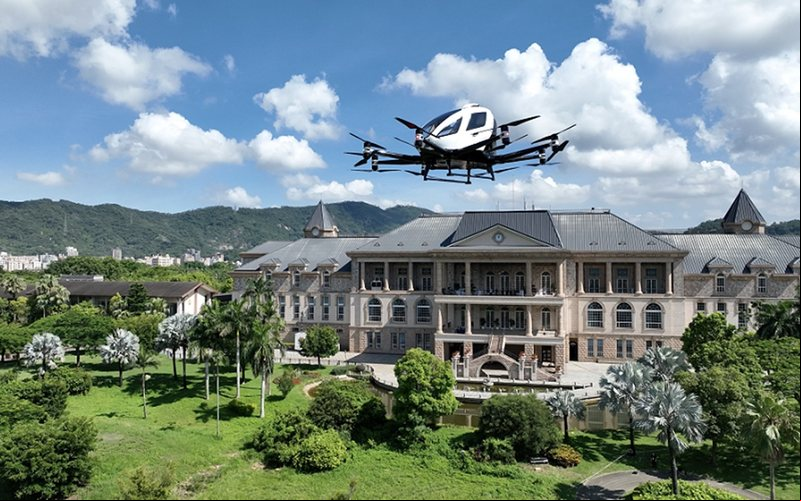 O drone pode transportar até duas pessoas e possui 16 motores movidos a eletricidade - EHang/Divulgação