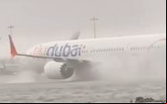 Aeronaves foram vistas taxiando sobre camada de água no aeroporto de Dubai - Reprodução/Redes Sociais