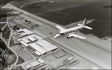 O marco do início das operações do Embraer Bandeirante foi a entrega da primeira aeronave à Força Aérea Brasileira - Embraer/Divulgação