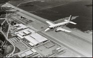 O marco do início das operações do Embraer Bandeirante foi a entrega da primeira aeronave à Força Aérea Brasileira - Embraer/Divulgação