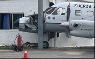 Por razões que são motivo de investigação, a aeronave atravessou a plataforma e colidiu com o prédio anexo - Redes Sociais/Reprodução