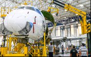 Embraer 190 em processo de conversão em São José dos Campos - Reprodução/Embraer