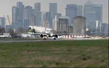 O terminal da capital britânica exige certificações específicas para pousos devido à aproximação íngreme - Helvetic Airways/Instagram