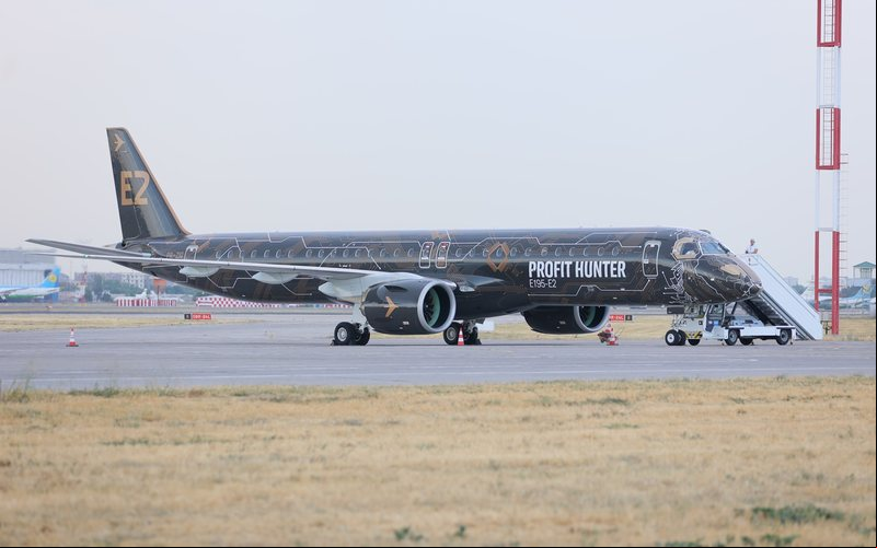 Autoridades do Uzbequistão acompanharam o evento no aeroporto de Tashkent, capital do país - Embraer
