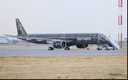 Autoridades do Uzbequistão acompanharam o evento no aeroporto de Tashkent, capital do país - Embraer