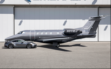 Embraer e Porsche criaram série limitada que uniu o Porsche 911 Turbo S e Phenom 300E em um único projeto - Divulgação