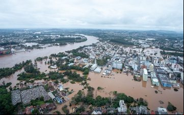 O uso de drones particulares expõe aeronaves tripuladas nos trabalhos de resgate às vítimas do temporal ao risco - Governo do RS