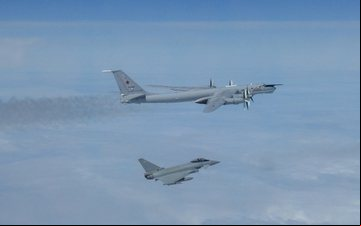 Tu-142 sendo interceptado pelos Typhoon da Real Força Aérea - RAF