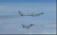 Tu-142 sendo interceptado pelos Typhoon da Real Força Aérea - RAF