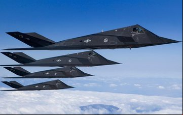 Imagem Aeronaves furtivas F-117 e F-35 são flagradas com pinturas misteriosas