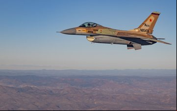 Versão F-16A,apesarde antiga, ainda rende em bons treianamentos - Top Aces Corp