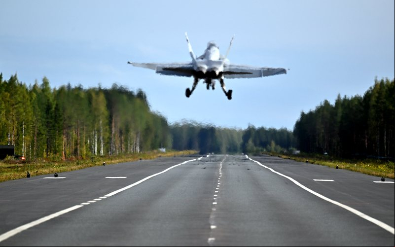 Procedimento de operações em rodovias também acontecem na vizinha Suécia - Finnish Air Force