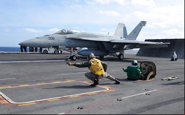 Apenas a marinha norte-americana utiliza o F/A-18 Super Hornet embarcado em porta-aviões - Boeing