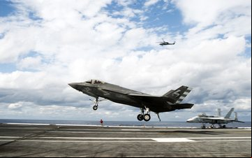 Imagem Marinha dos EUA corre para recuperar caça F-35C antes da Rússia e China