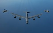 Caças F-22 Raptor foram deslocados para o continente europeu e apoiaram missão de treinamento dos B-52 - Usaf
