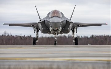 Reino Unido utiliza a versão de pouso e decolagem vertical F-35B - RAF