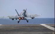 O relatório destaca a nova configuração de armamento dos caças F/A-18E/F, aumentando sua capacidade de combate aéreo - US Navy