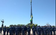 A cada mês é feita a substituição da bandeira nacional sob responsabilidade das Forças Armadas - FAB