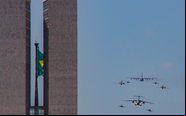 Desfile aéreo foi marcado pela presença do caça Gripen e do KC-390 - AERO Magazine / André Magalhães