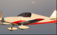 A aeronave de dois lugares terá fuselagem mais longa e mais larga - Divulgação