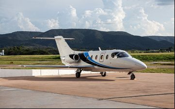 Hawker 400 da Solojet ou por processo de retrofit de interior e oferece como vantagem menor custo - Solojet