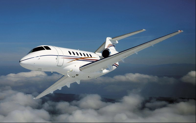 Com alcance de 3.208 milhas náuticas e configuração típica para 8 ageiros, o super mid-size da Hawker Beechcraft é capaz de voar de São Paulo à Europa, ou Estados Unidos, com apenas uma escala