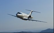 Pioneiro na categoria, o Hawker 4000 atinge teto operacional de 45.000 pés e velocidade de cruzeiro de 482 nós - Textron Aviation e Paulo Mercadante