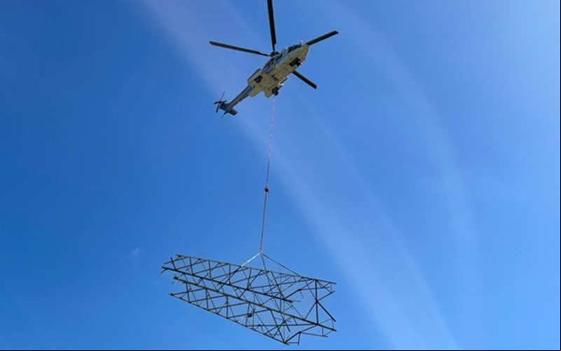 A aeronave envolvida na operação pode transportar até 3.500 kg em um gancho especial - Omni Táxi Aéreo/Divulgação