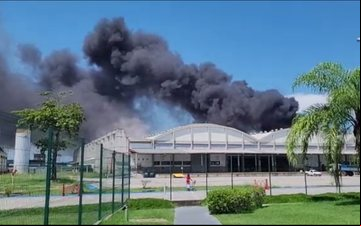 Bombeiros de nove quarteis foram acionados para o combate às chamas - Reprodução/Redes Sociais