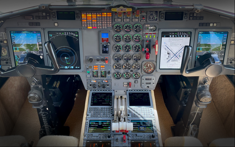Novo  conta com apenas quatro telas o que reduziu em 90 quilos o peso do sistema - Universal Avionics