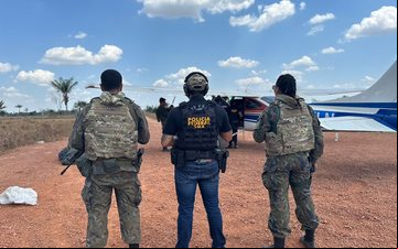 O piloto da aeronave pousou em uma pista de terra e fugiu em seguida - FAB/Divulgação
