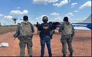 O piloto da aeronave pousou em uma pista de terra e fugiu em seguida - FAB/Divulgação