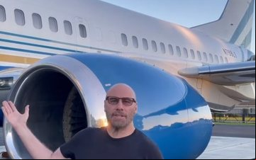 John Travolta é piloto profissional desde 1976, pouco antes de seu primeiro grande sucesso no cinema - Via Instagram/Reprodução.
