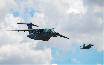 KC-390 transportou mais de 11 toneladas de suprimentos humanitários no voo ao leste europeu - AERO Magazine / André Magalhães