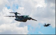 KC-390 transportou mais de 11 toneladas de suprimentos humanitários no voo ao leste europeu - AERO Magazine / André Magalhães