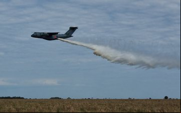 KC-390 foi equipado com o sistema Maffs II com capacidade de 11.300 litros de água - FAB