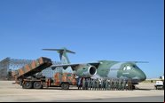 KC-390 já transportou veículos Guarani e M-113 do EB - Soldado Gonçalves / FAB